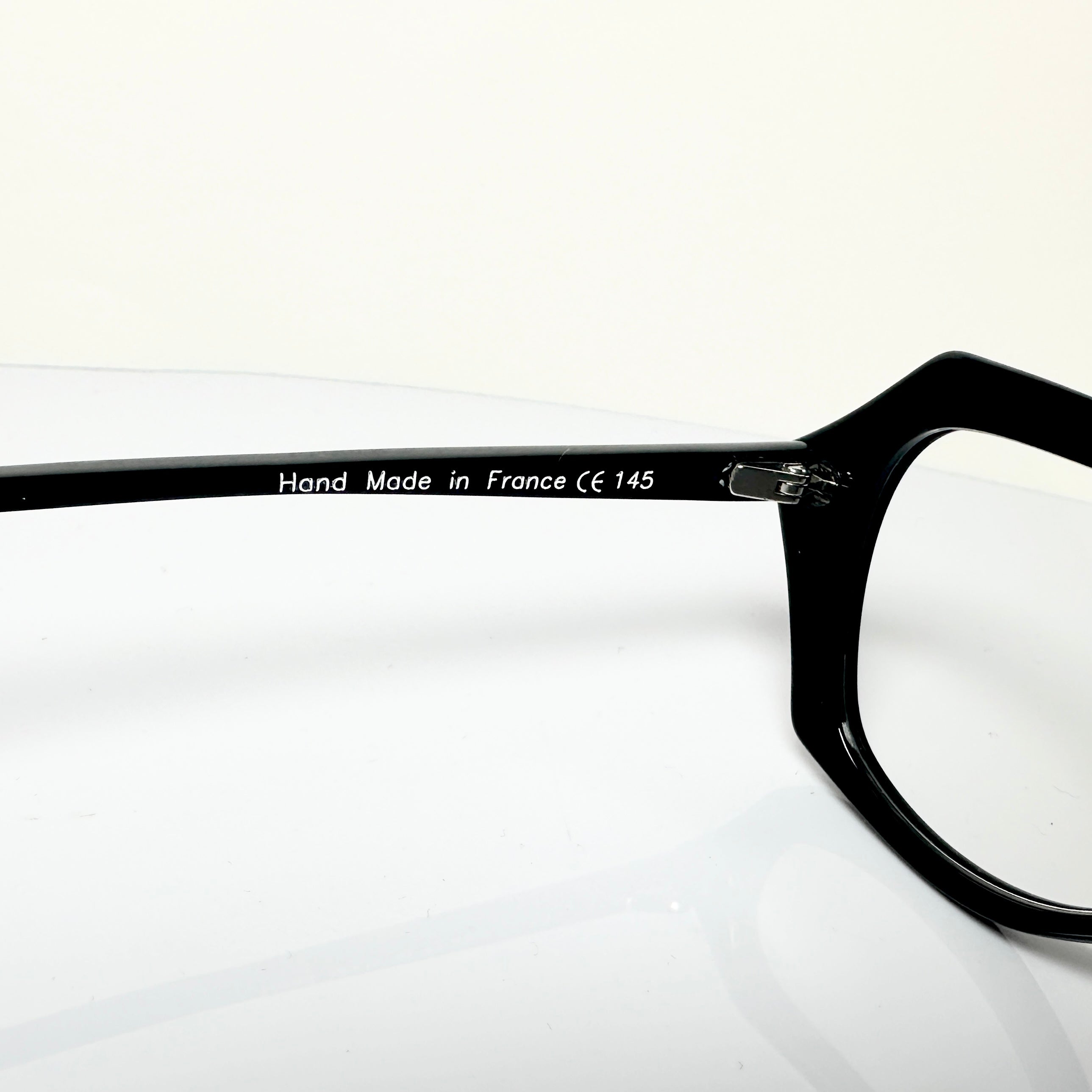 VUE DC SUE Women's Eyeglasses Frame in Black - Authentic New