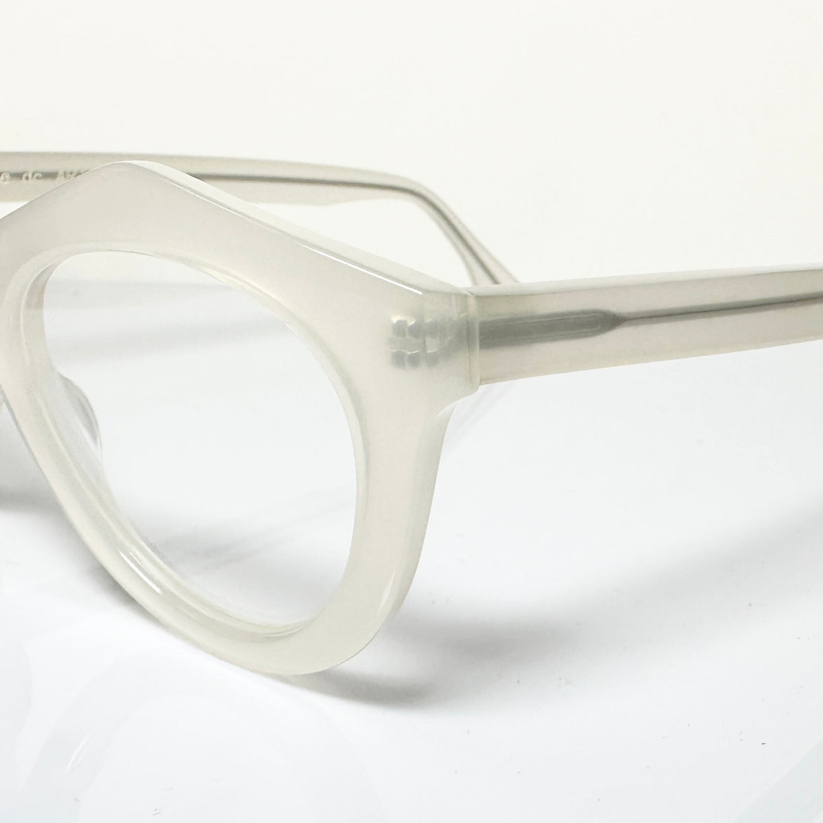 VUE DC ART Unisex Eyeglasses Frame in White - Authentic New