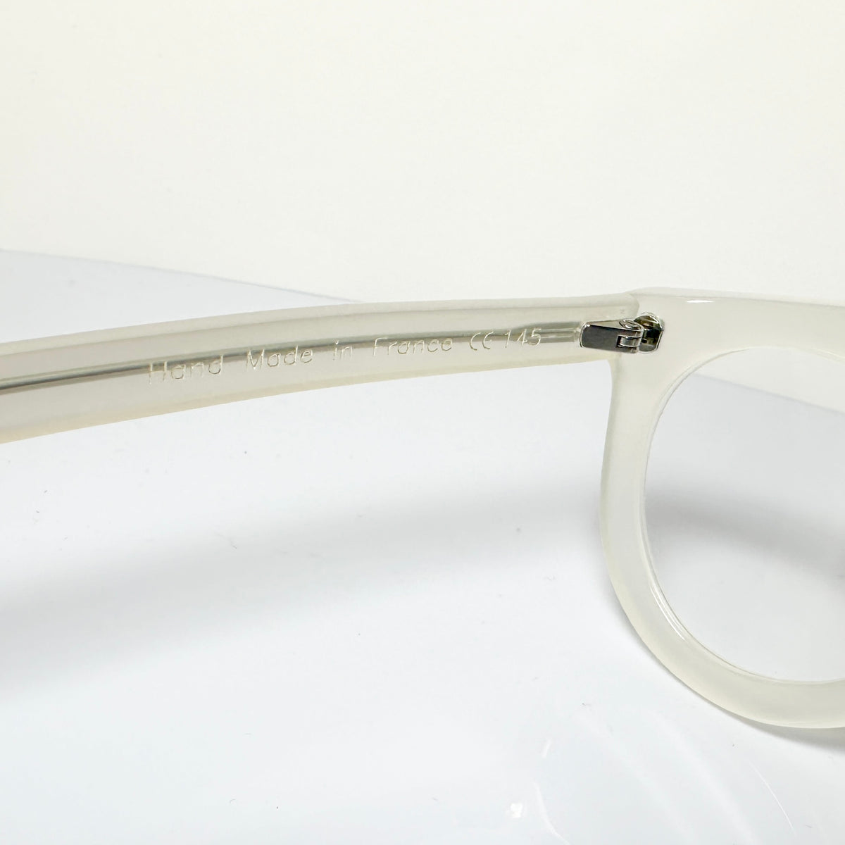 VUE DC ART Unisex Eyeglasses Frame in White - Authentic New