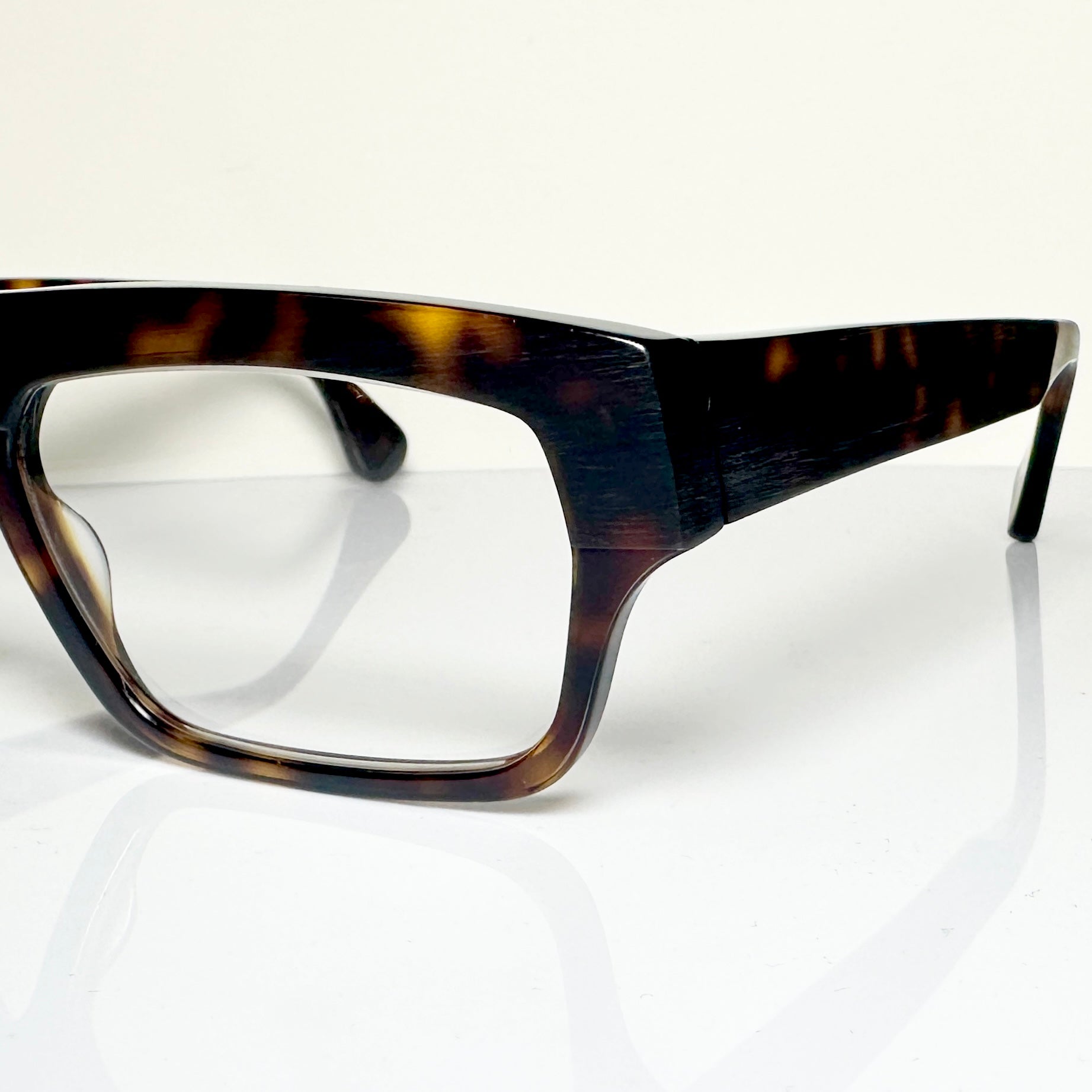 VUE DC VIC Unisex Eyeglasses Frame in Tortoise - Authentic New